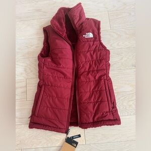 Dark Red Northface Vest, reversible NWT